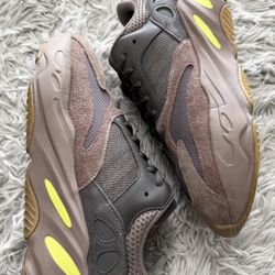 Size 11 Men’s Adidas Yeezy Boost 700 V1 Mauve EE9614. 