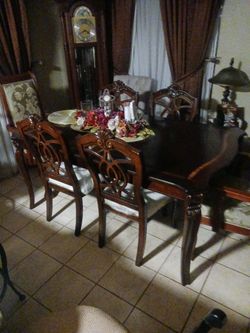 Dining Table With Chairs/ Juego De Comedor Con Sillas