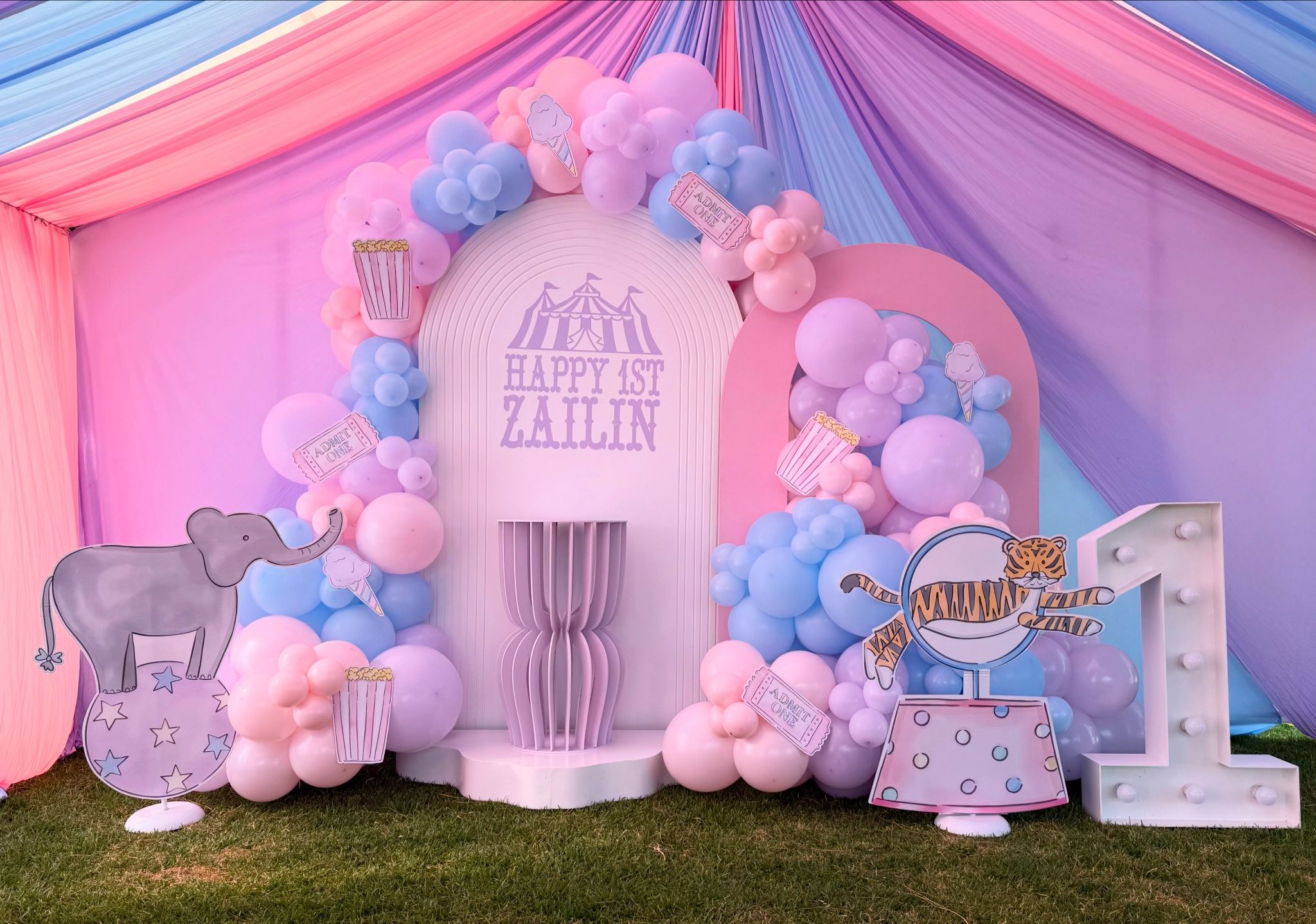 Wood Walls , Balloons , Props