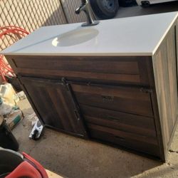 Vanity Good Condition. Mueble Para Ban̈o En Buenas Condiciones 