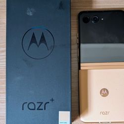 Motorola RAZR + 2023 Pantone Peach Fuzz