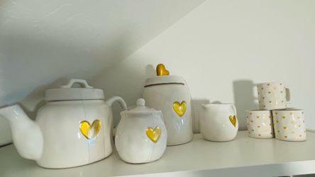 Beautiful Coffe/Tea set with golden heart