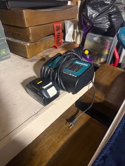 Makita DC18SD Battery Charger with 18V Battery