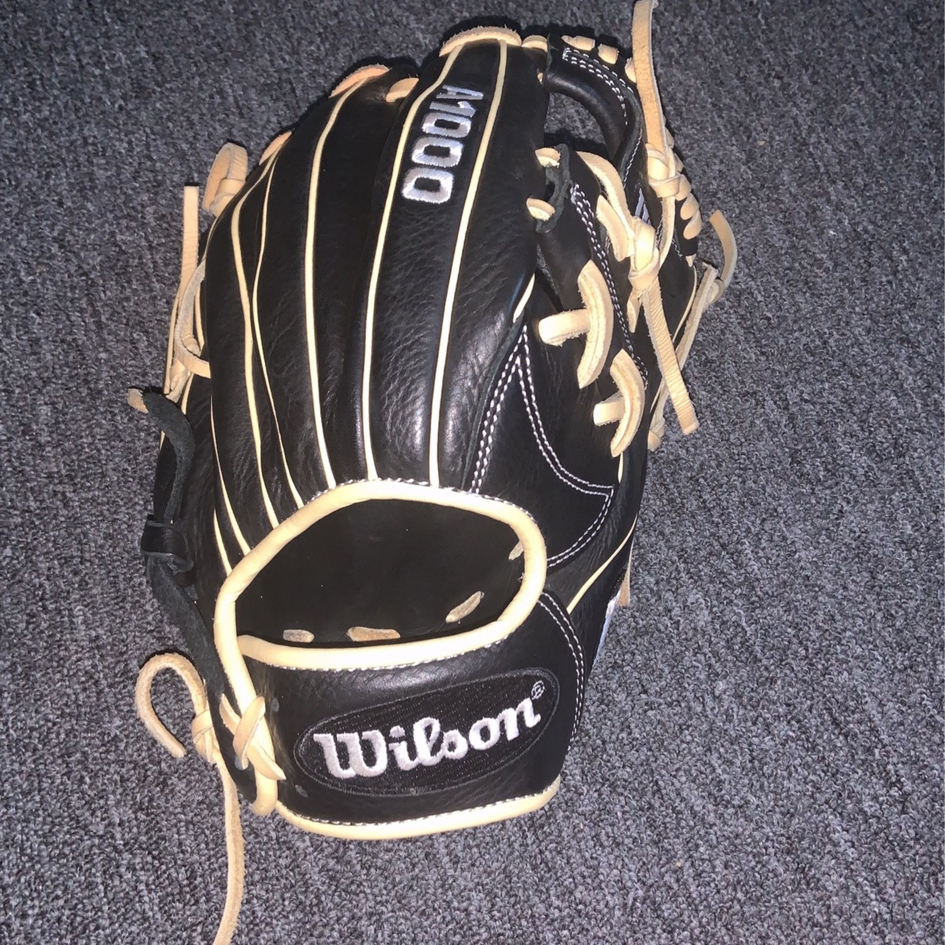 1000 Wilson Baseball glove