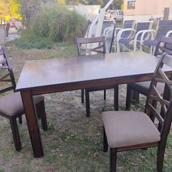 Table And Chairs In Great Shape Delivery Available $60