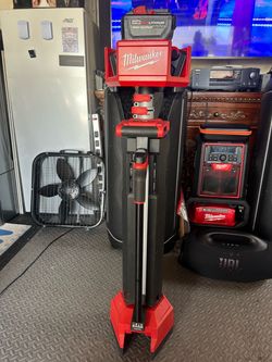 Milwaukee m18 6,000 lumen rocket light with 12.0 battery like new