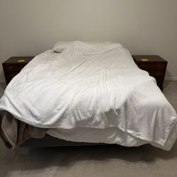 Queen Bed Mattress and Bedding Blankets