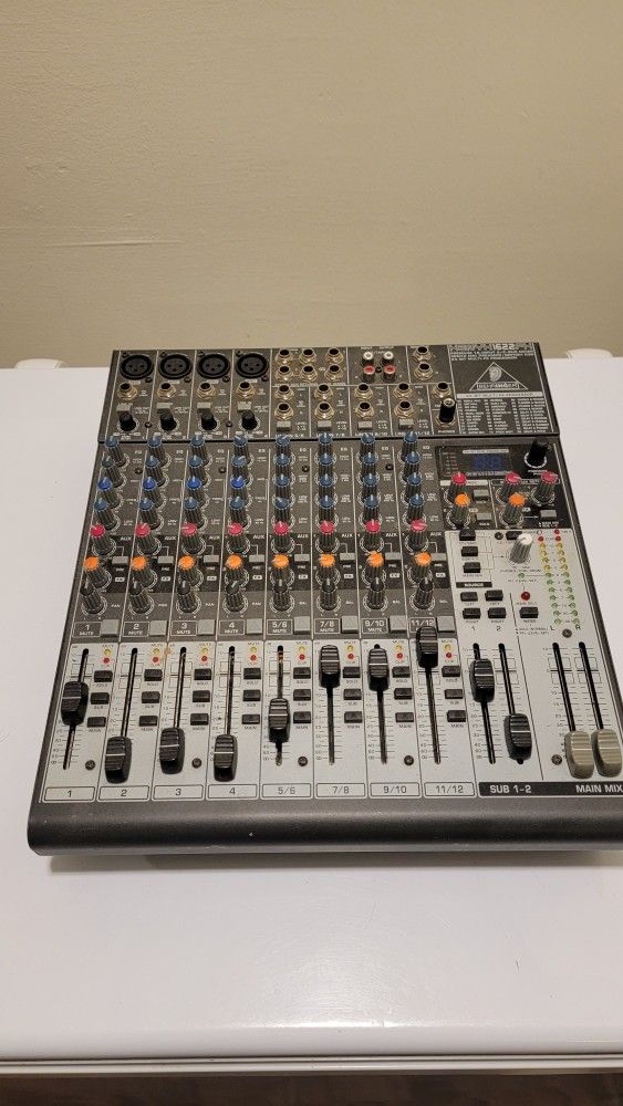 Behringer Xenyx1622FX Mixing Board