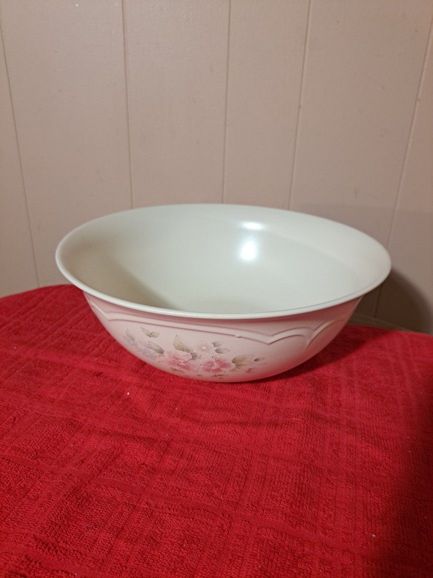 Tea Rose 12 1/8" Stoneware Serving Bowl, Pfaltzgraff, U.S.A. (Mint)
This large 12" bowl is in mint condition. Ll
