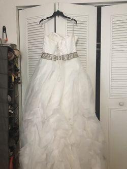 Beautiful Off White Wedding Dress Used For 3   Hours   