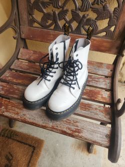 Size 8 DC Martins 50$