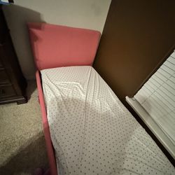Child’s Pink Bed With mattress 