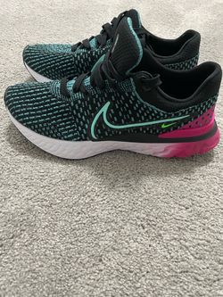 Women's Nikes 8.5