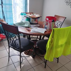 Kitchen Table And 4 Chair's 