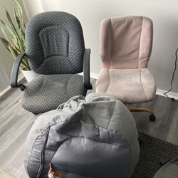 2 Chairs / Bigjoe Bean Bag Chair 1$