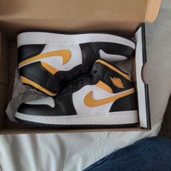 Air Jordan 1 Mid Pollen Size 5.5y