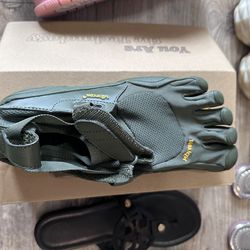 New Vibram Hunter Green Shoes
