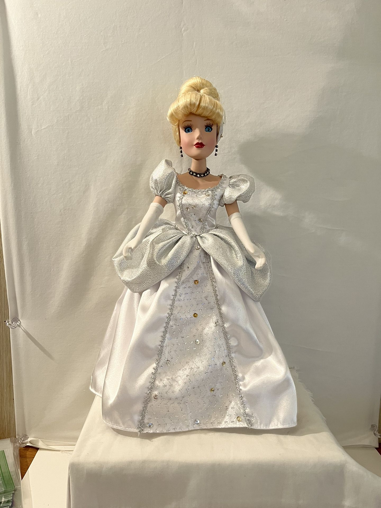 Disney 2001  17 linch Cinderella Porcelain Keepsake Doll Holiday, Jewel, Edition. 