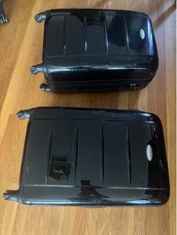 Two matching Samsonite roller suitcases