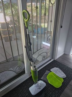 Electric floor steam cleaner