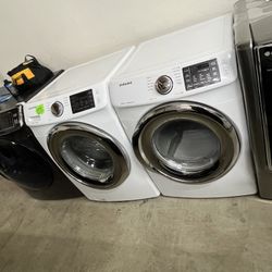 SAMSUNG WHITE LAUNDRY SET WASHER AND GAS DRYER