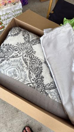 QUEEN COMFORTER + (2) Silk Pillow Cases