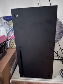 Xbox Series X 1TB  w/ 2 white hhhcontrollers w/ rechargeable batteries n chargers station n 15 games UI