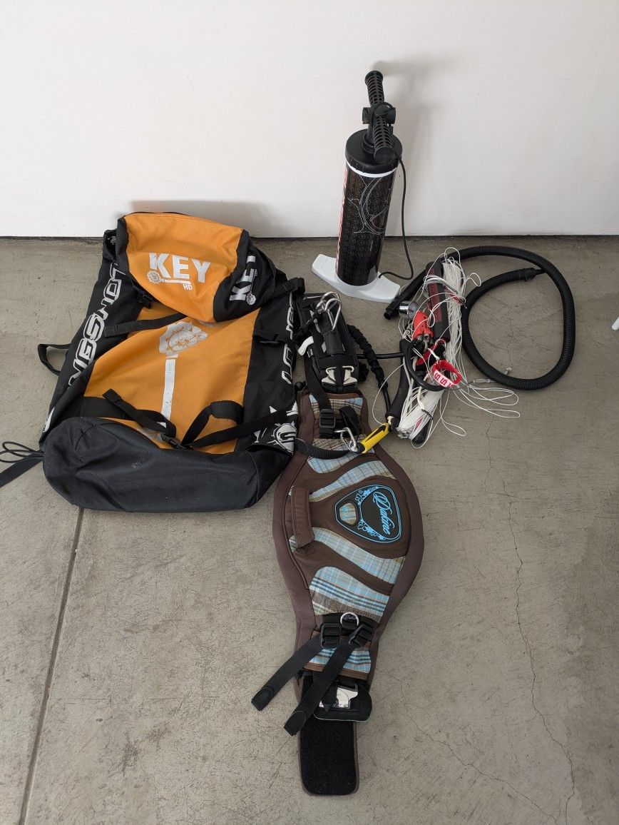 Slingshot / Dakine Kiteboarding Board, pump, harness, board and bar