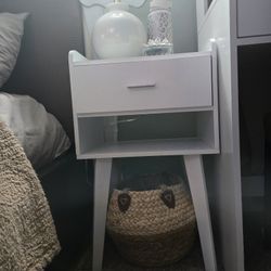 2 MESAS  IGUALES,,LIMPIAS,SEMINUEVAS,,$30 Por las 2.