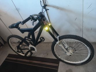 Complete bike💥IRON HORSE downhill mtb  26" Med size,  race face cranks/azonic outlaw wheels💥$140 🎃sale *pickup/cash only