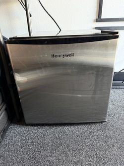 Honeywell 1.6 Cu. Ft. Mini Fridge with Freezer – Stainless Steel