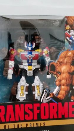 Transformers Age of the Primes Maximal Big Convoy Leader Class figure