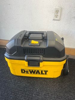 DEWALT Wet/Dry Vacuum DVX04T w Attachments