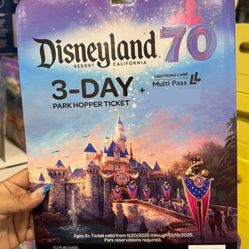 Disneyland 3-Day Park Hopper with Lightning Lane + Dinning Card