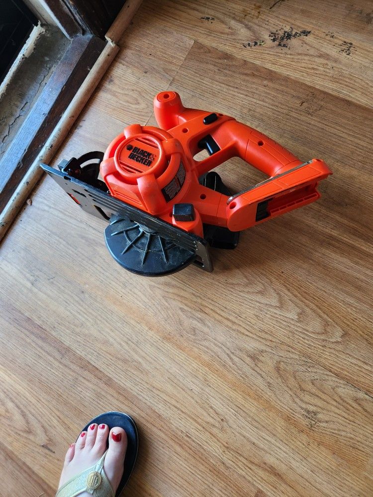 Black AnsDecker Saw