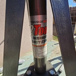 Pitsburgh 2 Tone Stand