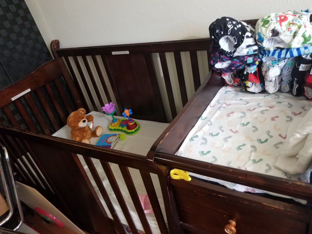 Baby crib+changing table+drawers