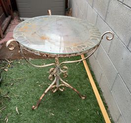 Rot iron round table