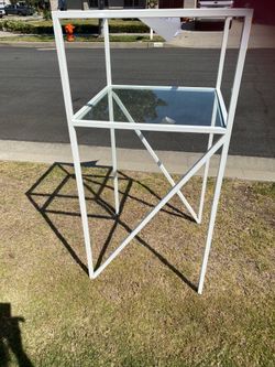 White stand/shelf