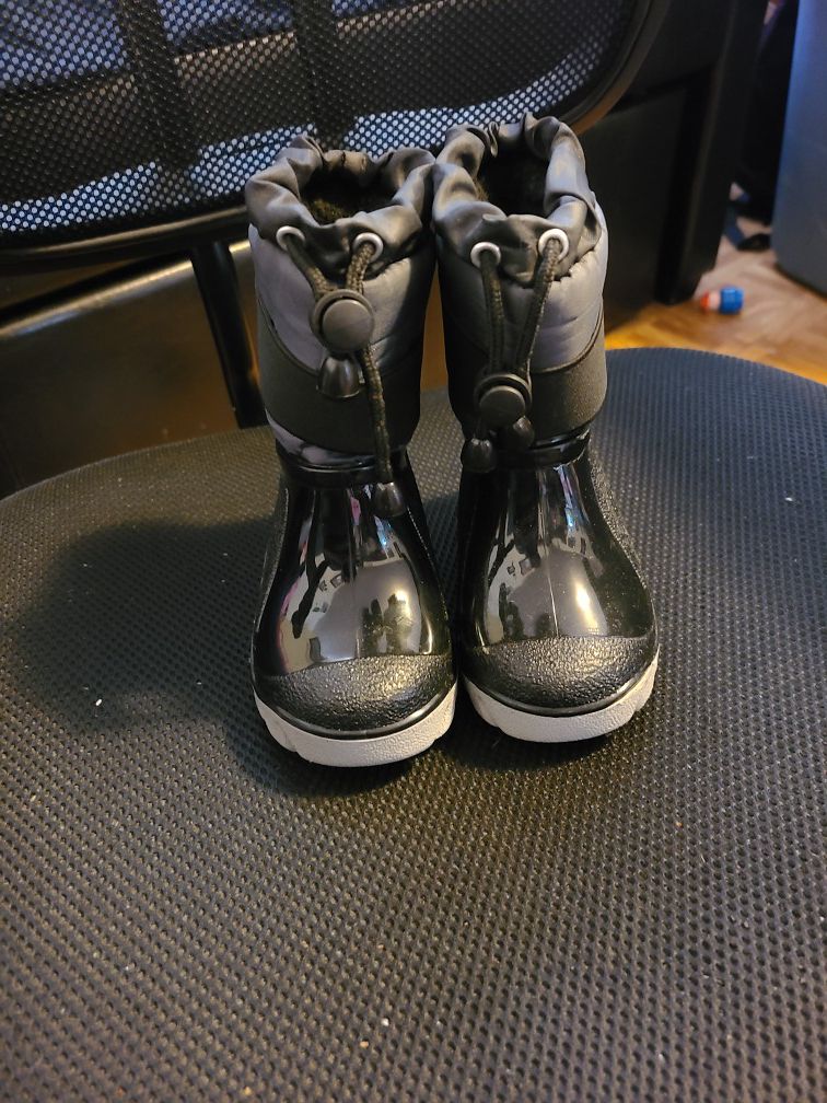 Snow boots size 6 infants