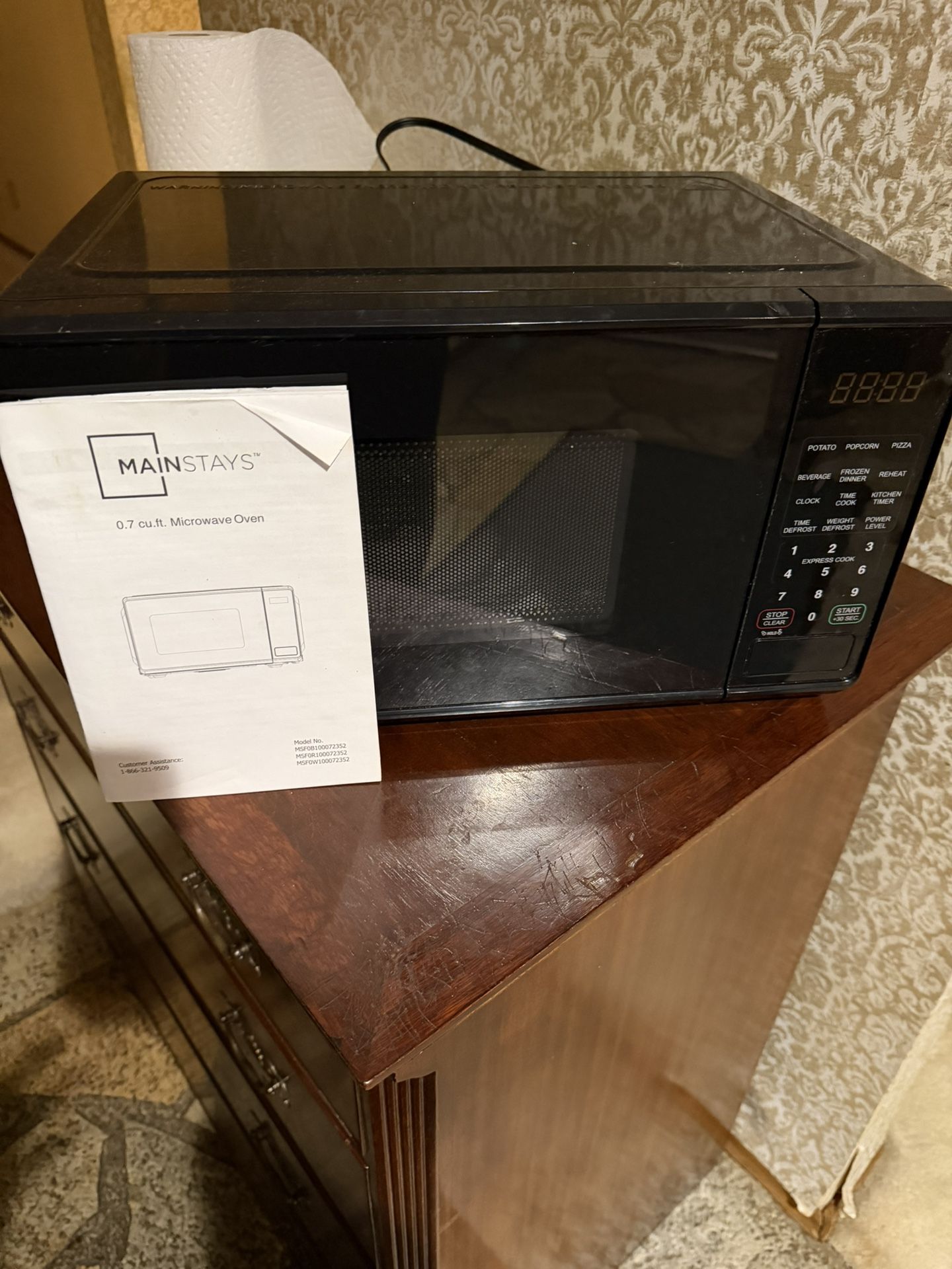 Microwave Oven 0.7 Cu Feet mainstays