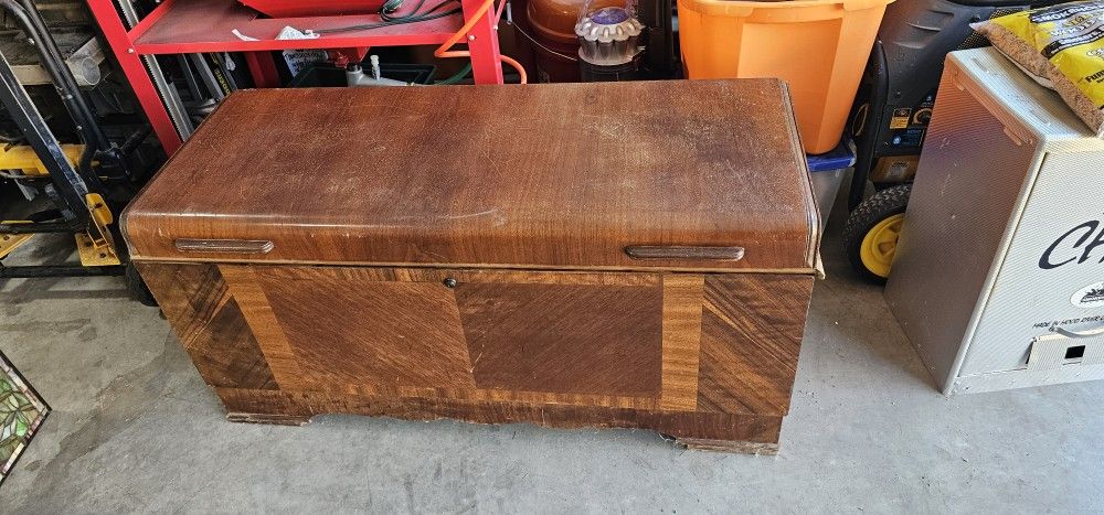 Antique Mid-Century Lane Legacy Cedar chest