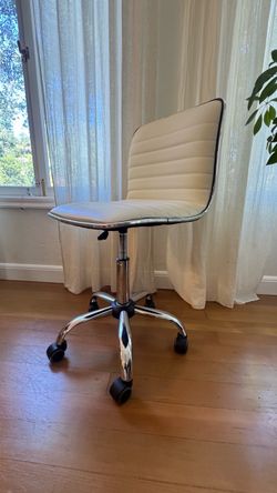 Modern White Office Chair on Wheels (Like New)