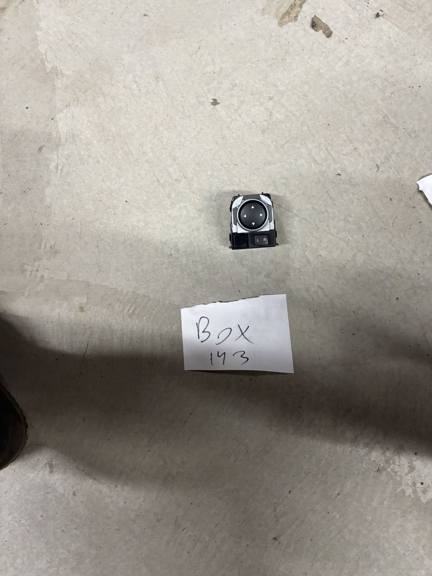 2019-2023 KIA FORTE FRONT DRIVER DOOR POWER MIRROR CONTROL SWITCH 93530-M6200