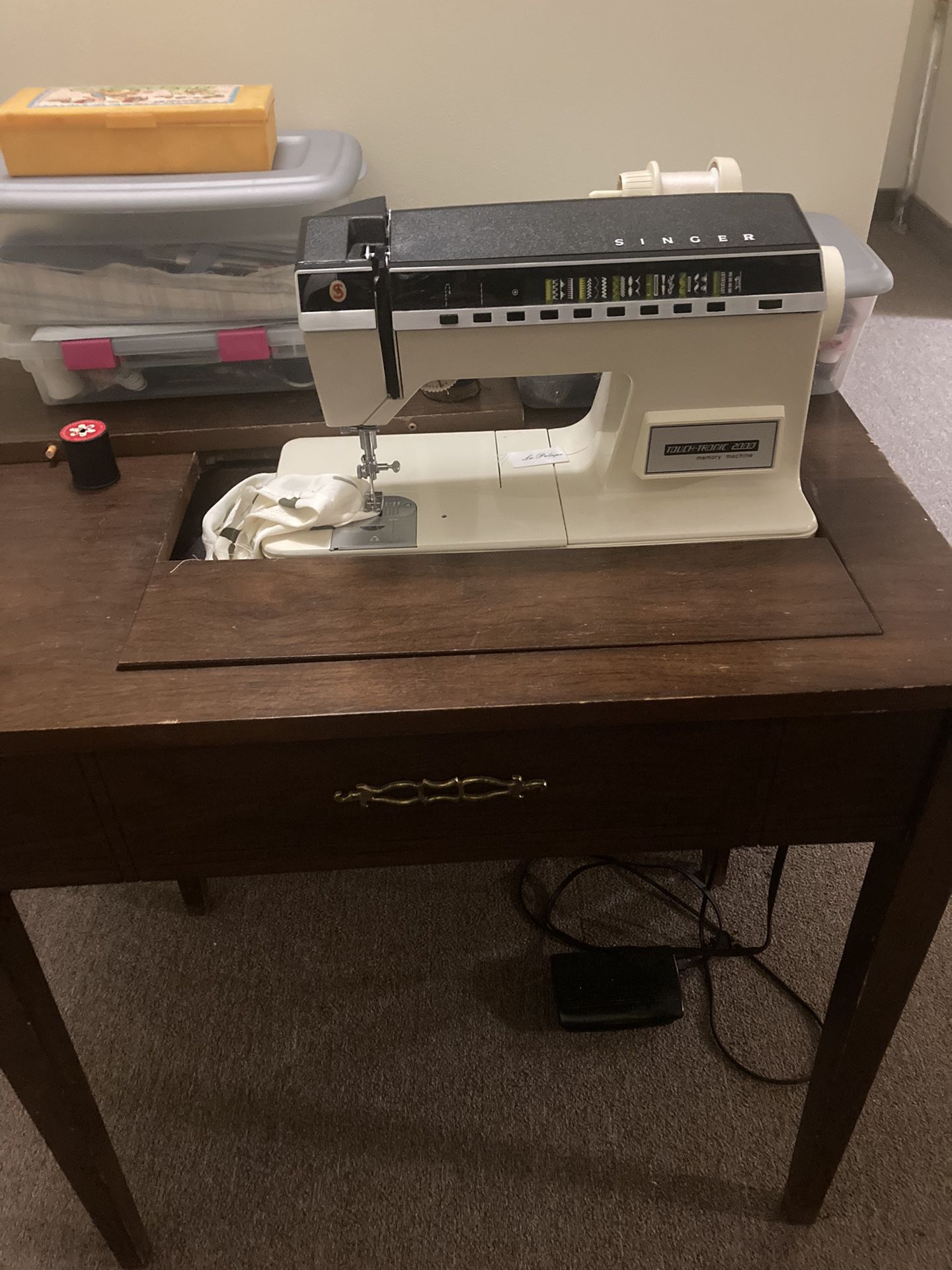 Singer 2000 Sewing Machine