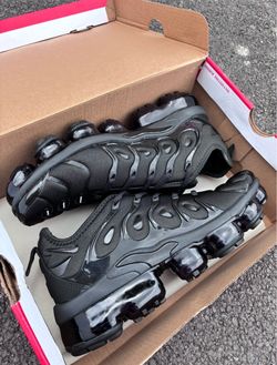 Black Nike Vapormax Plus