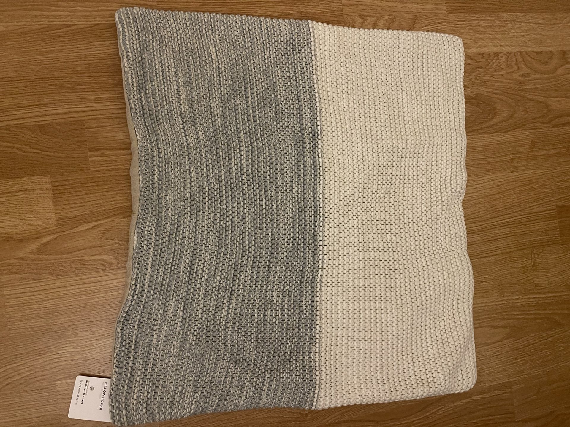 1 New Pottery Barn Pillow Case