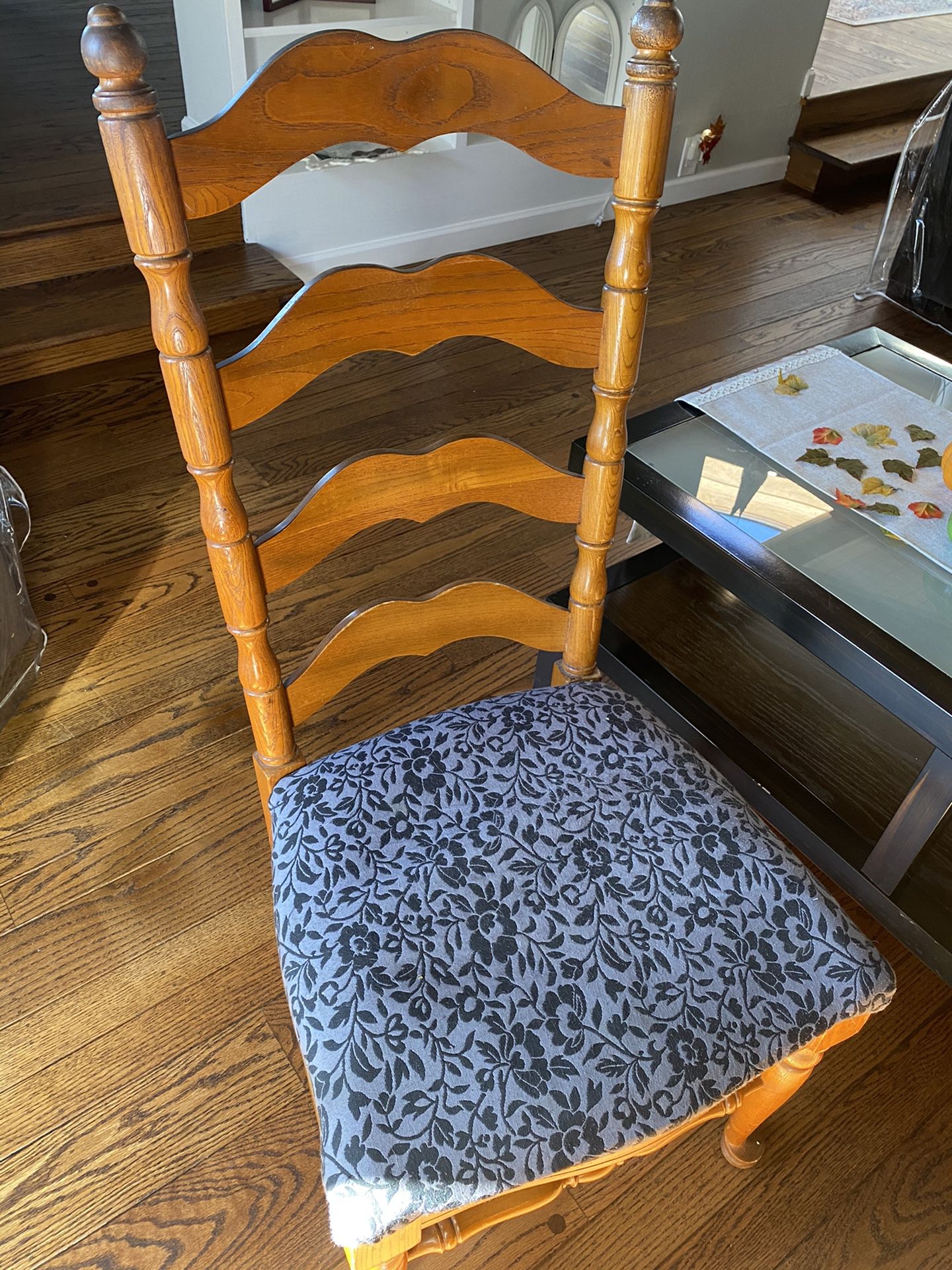 Free- 6 dining room chairs