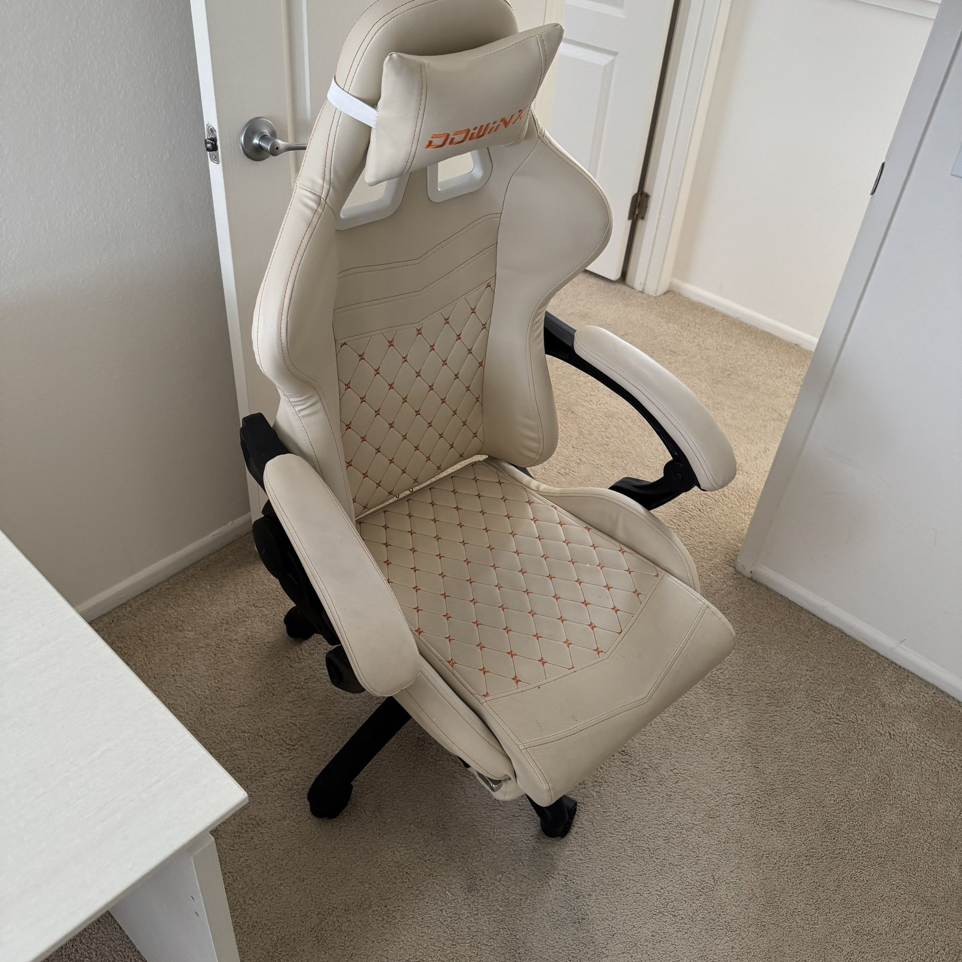 Dowinx PU Leather Gaming Chair Swivel Task Computer Chair with Footrest Very Good Condition 