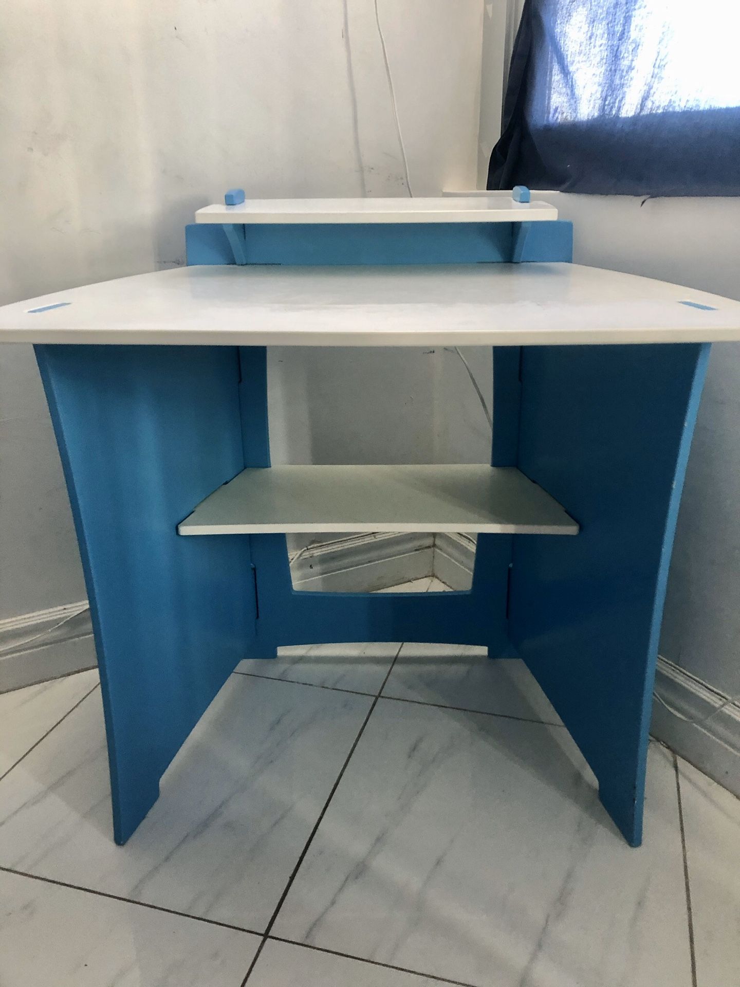 Kids computer desk